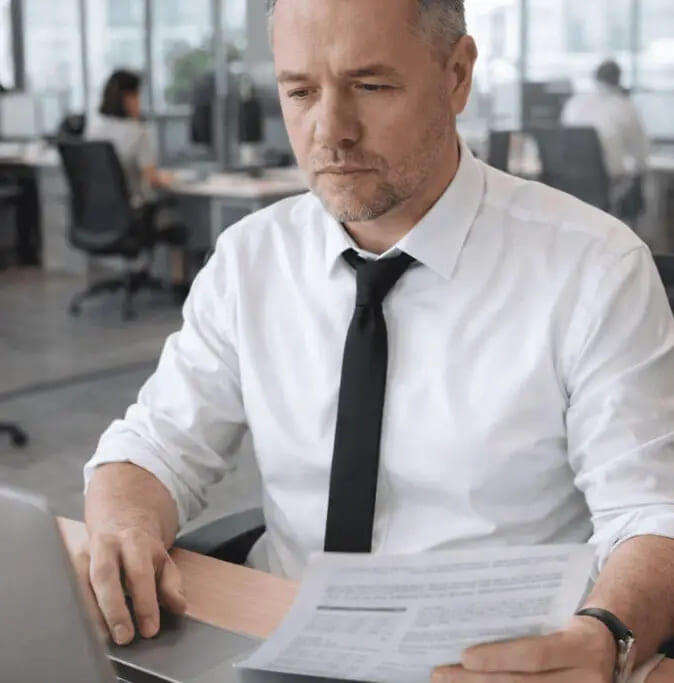 Acompañamiento profesional en la compra de vivienda en España Agente AICAT realizando la verificación jurídica básica de un apartamento en Barcelona